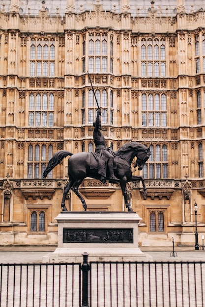 Foto statua di fronte all'edificio