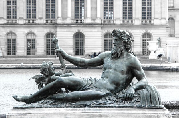 Photo statue in front of historic building