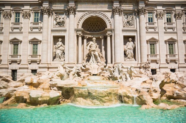 Foto statua di fronte all'edificio storico