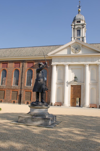 Foto statua di fronte al tempio contro un cielo limpido