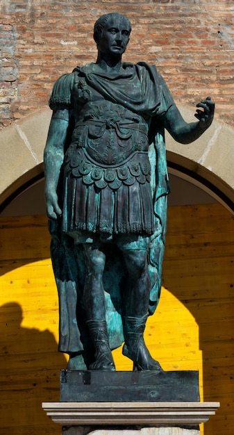 Foto statua di gaio giulio cesare a rimini