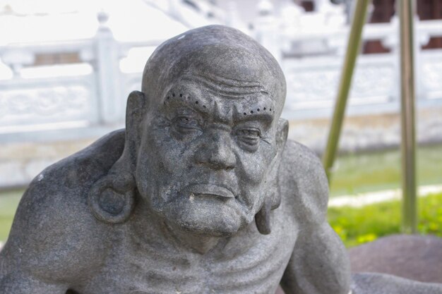 Photo a statue of a gargoyle with the word 