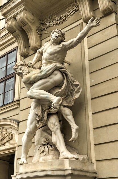 Photo statue of hercules outside the hofburg palace in vienna austria showing how he fulfills the legendary labors of hercules