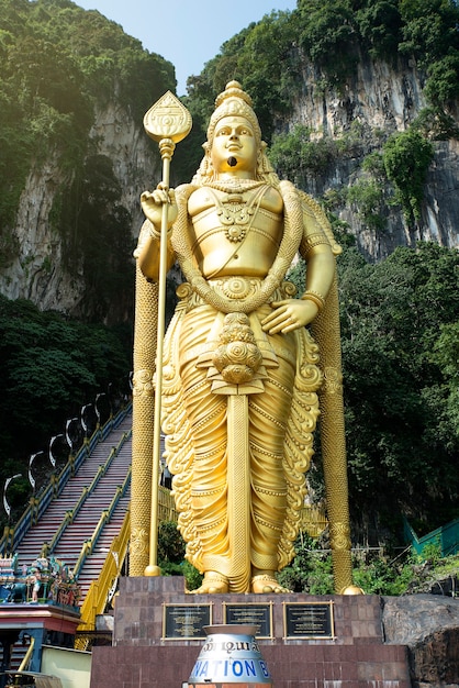 Photo statue of hindu god muragan at batu caves, kuala-lumpur.