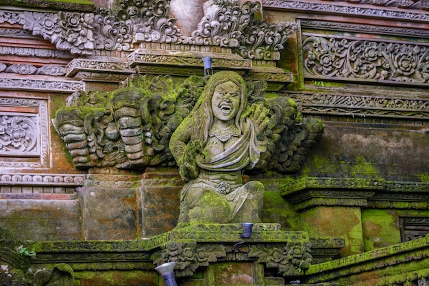 Foto statua dell'edificio storico al tempio