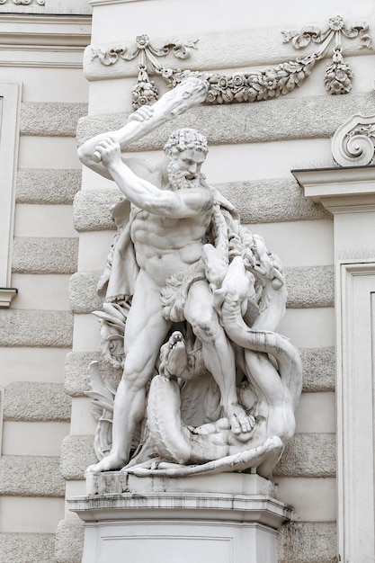 오스트리아 비엔나의 호프부르크 궁전에 있는 동상