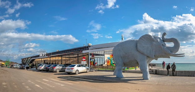 Statua di un enorme elefante sull'argine vicino alla costa del mar nero