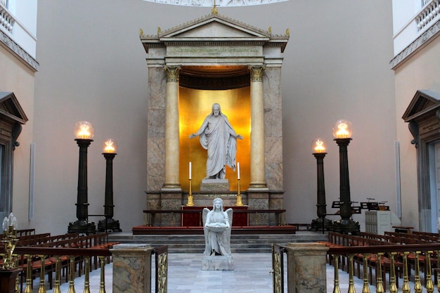 Foto statua di tempio illuminato contro il cielo