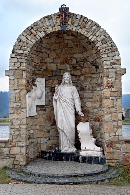 Photo statue of jesus christ in the goshiv monastery public place in goshiv ukraine