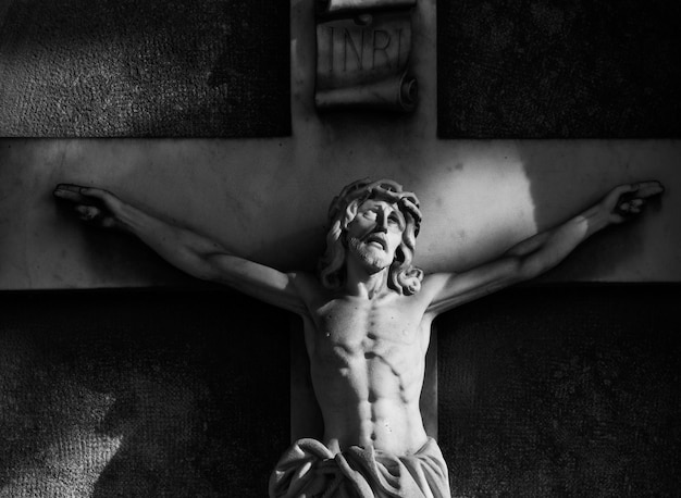 A statue of jesus on a crucifix with the word irri.