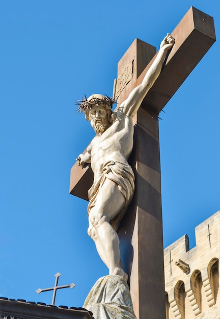 Photo a statue of jesus hanging from a cross