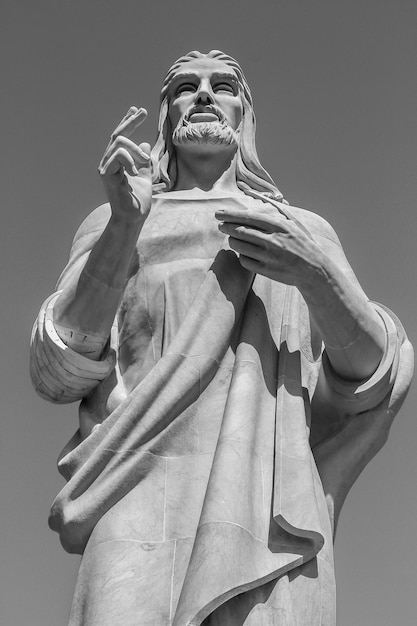 Foto una statua di gesù con una sigaretta in mano.