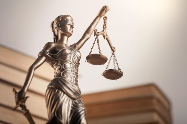 Photo statue of justice on bokeh background