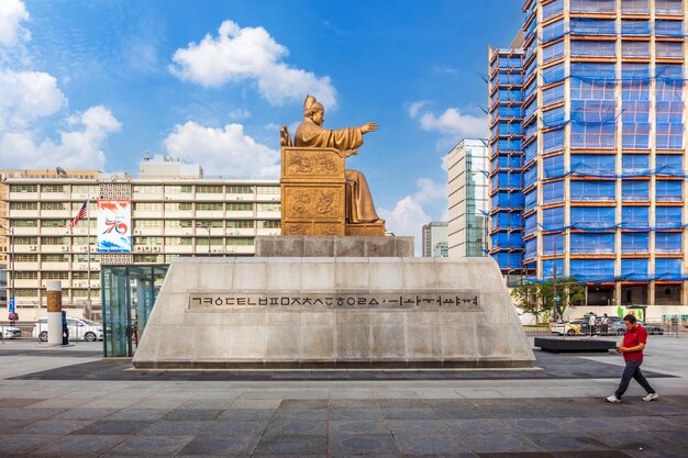 Photo statue of king sejong the great at gwanghawmun square is a landmark of south korea