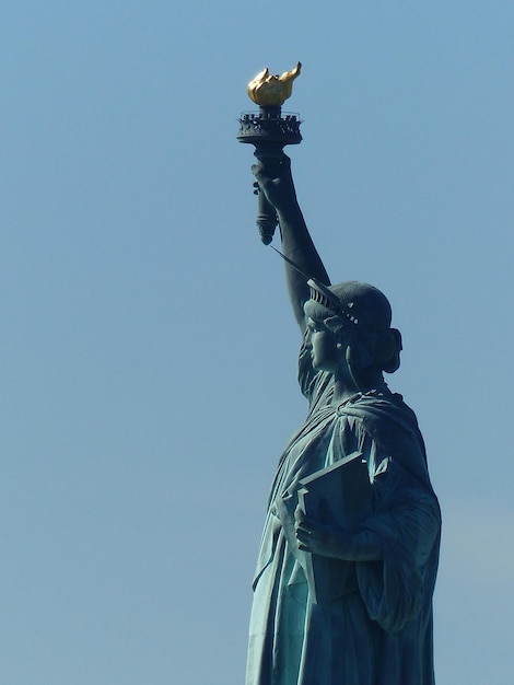 Foto la statua della libertà contro il cielo blu