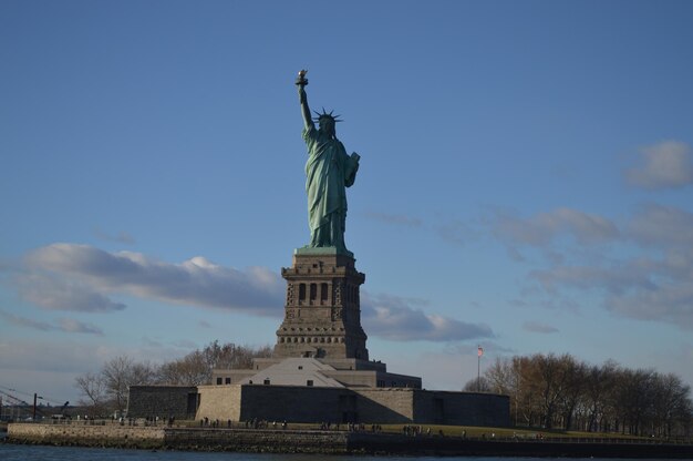 Foto la statua della libertà contro il cielo blu