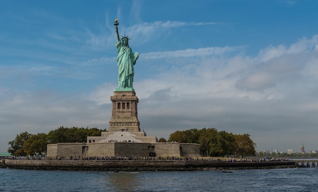 Photo statue of liberty against cloudy sky