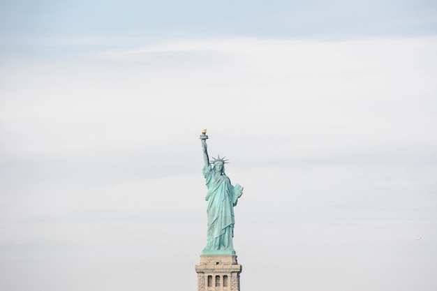 Photo statue of liberty against cloudy sky