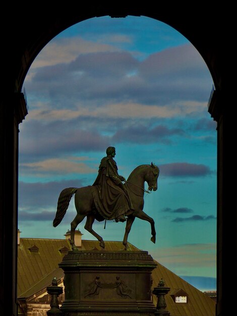 Foto la statua della libertà contro un cielo nuvoloso