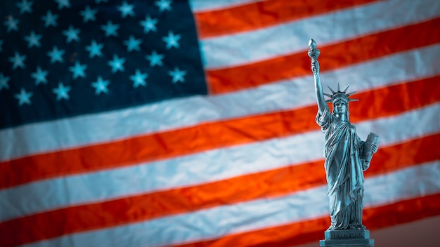 Статуя свободы на фоне флага сша с фейерверком