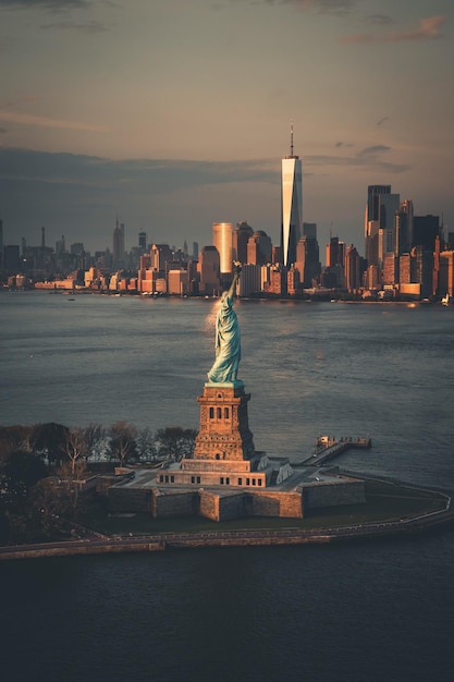 Photo statue of liberty in city against sky