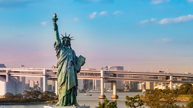 Statua della libertà a odaiba, tokyo, giappone