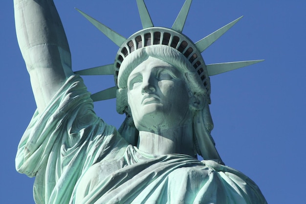 Photo statue of liberty on sunny day