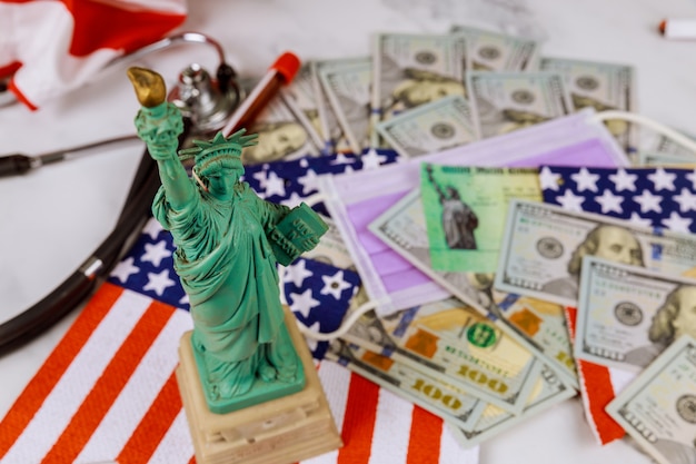 Statua della libertà nel periodo fiscale negli stati uniti con 1040 modulo fiscale usa, denaro e calendario denaro in dollari usa