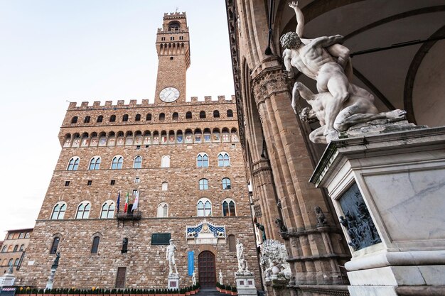 Photo statue in loggia dei lanzi and palazzo vecchio