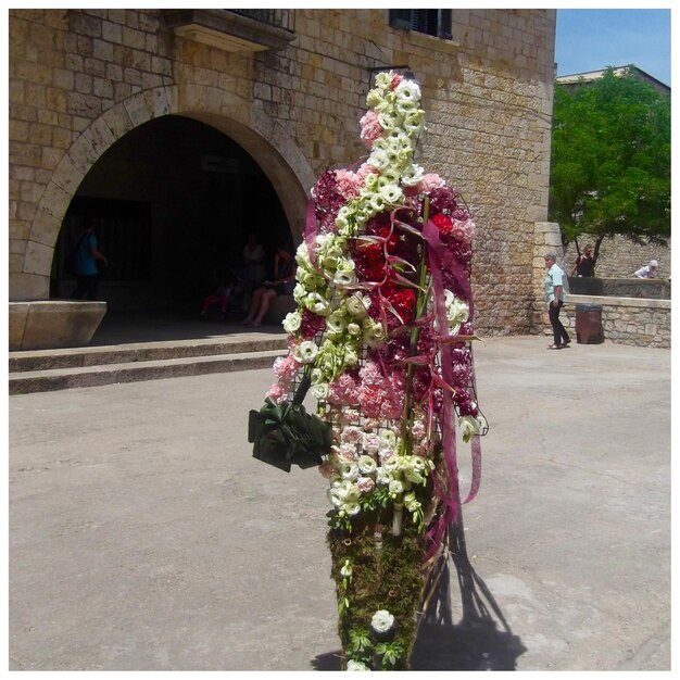 Foto statua fatta di fiori