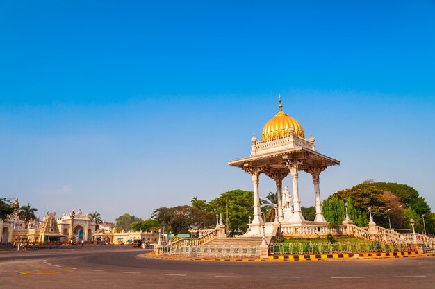 Photo statue of maharaja chamarajendar wodeyar