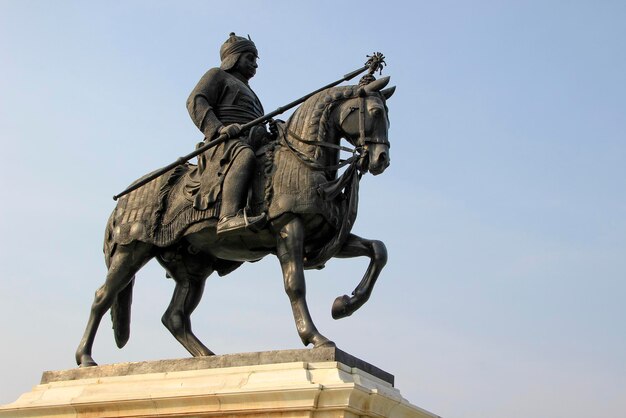 Photo statue of maharana pratap with sword riding on his horse chetak at pratap smarak on moti magri hill in udaipur, gujarat, india, asia