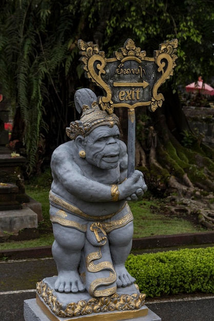 Foto una statua di un uomo che tiene una spada che dice sexiton esso