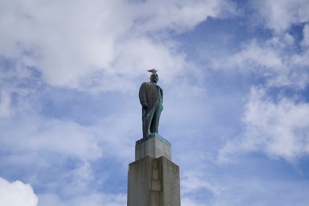 Photo a statue of a man with a bird on his head