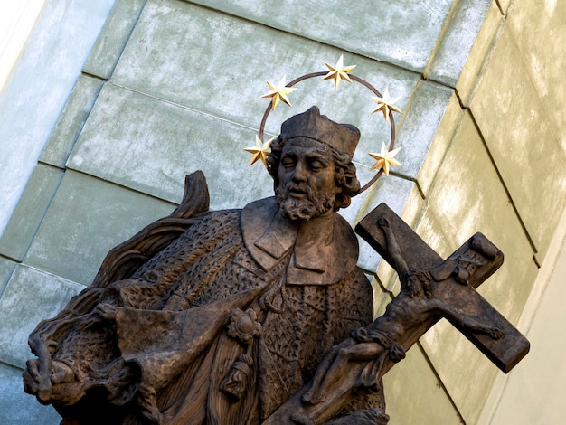 Foto una statua di un uomo con una stella in testa