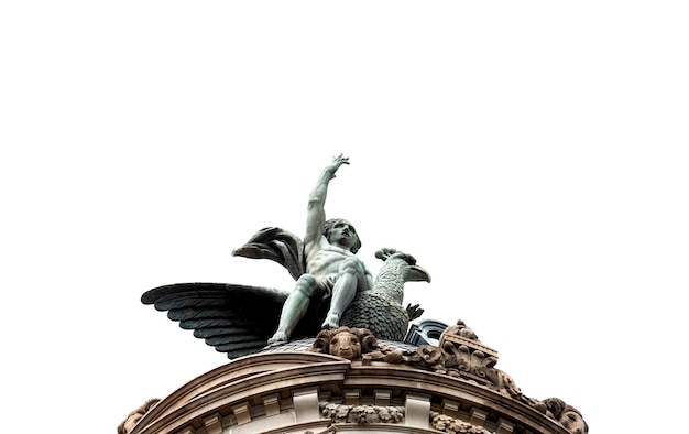건물 꼭대기에 날개를 가진 남자의 동상
