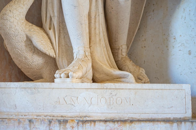 Photo a statue of a man with the word  al - fiori  on it