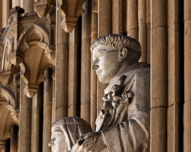 Una statua di un uomo e di una donna davanti a una cattedrale