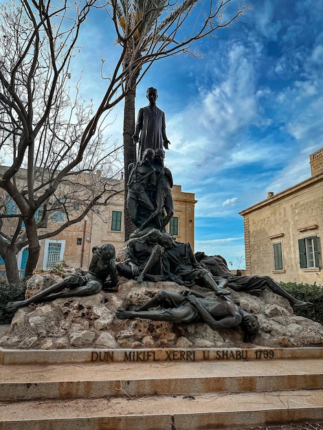 Foto una statua di un uomo e una donna in un parco con il nome de la se su di esso