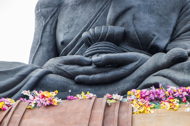 Statua monaco santo buddista seduto con la meditazione