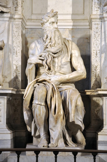 Foto statua di mosè di michelangelo nella chiesa di san pietro in vincoli roma