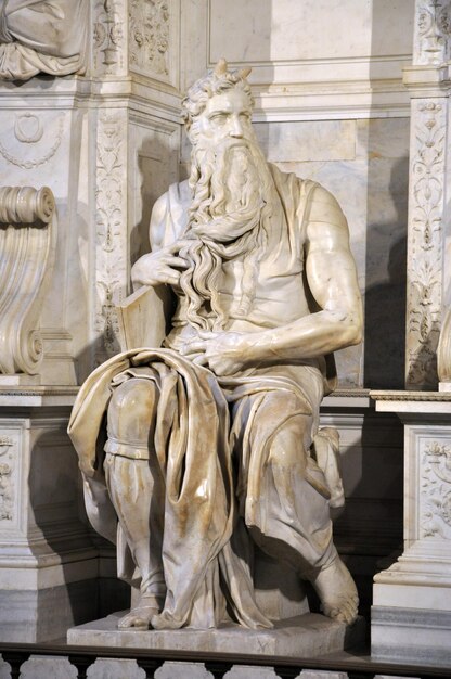 미란젤이 조각한 모세의 동상, 산 피에트로 인 빈콜리 교회, 로마, 이탈리아