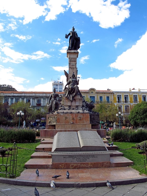 ボリビアのラパスにあるムリーリョ広場の像