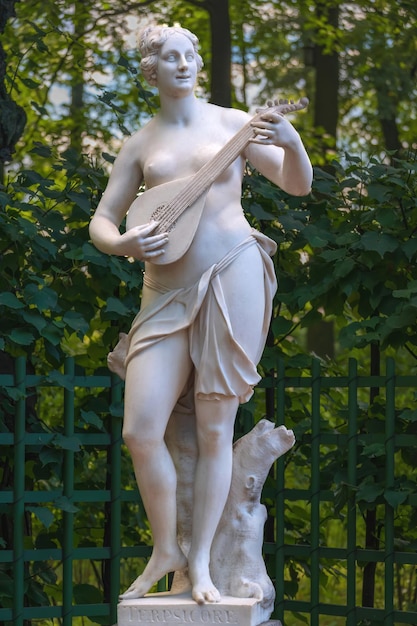 Foto statua della musa tersicore nel giardino estivo san pietroburgo russia