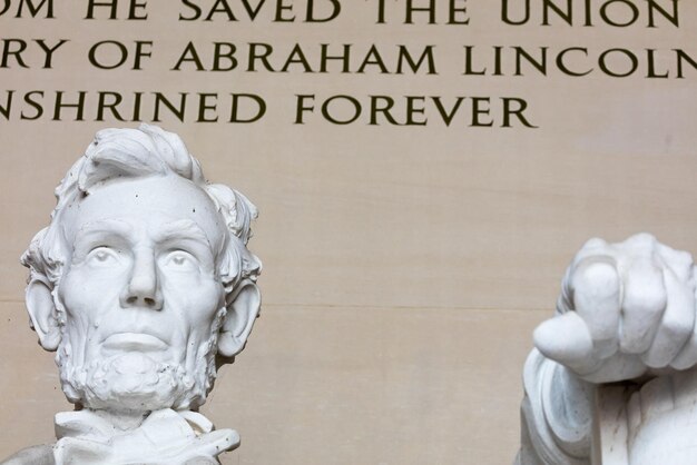 사진 벽에 있는 에이브러햄 링컨 동상