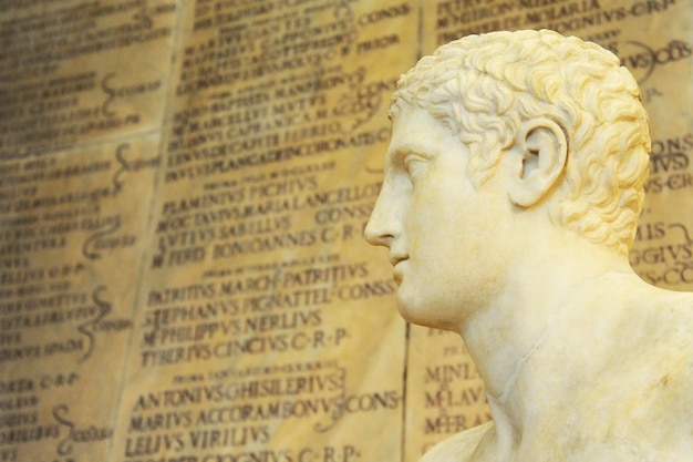 사진 배경 일부 고대 로마 비문에 운동 선수의 동상은 로마 이탈리아를 흐리게
