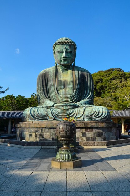 写真 青い空を背景にした仏像