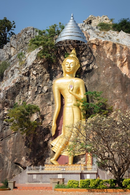 Фото Статуя будды напротив деревьев