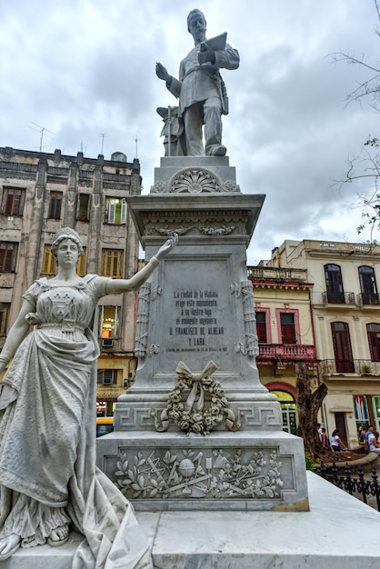 写真 キューバのハバナにあるホセ・ヴィラルタ・サヴェドラのフランシスコ・デ・アルベア像