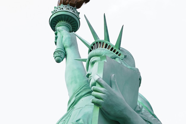 Фото Статуя свободы на чистом небе.